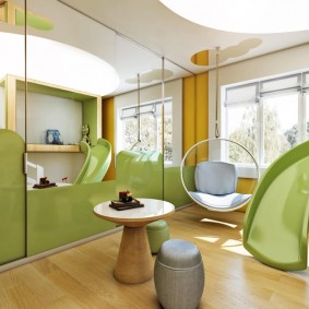 สีเขียวในการตกแต่งภายในของห้องเด็กเล่น