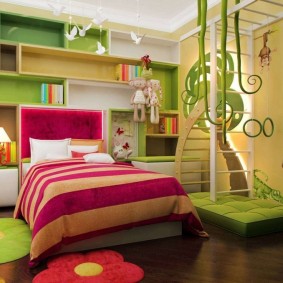 ผ้าห่มลายบนเตียงเด็ก