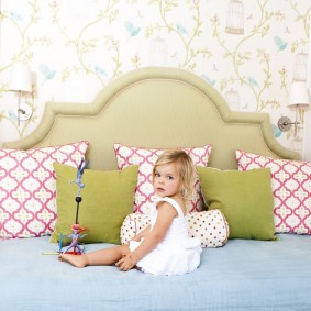 สาวน้อยบนเตียงกว้าง