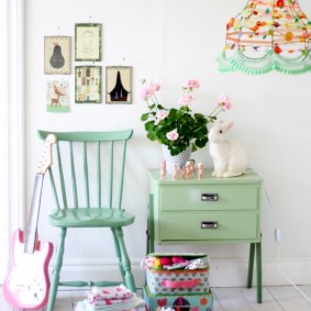 เฟอร์นิเจอร์สีเขียวบนพื้นผนังสีขาว