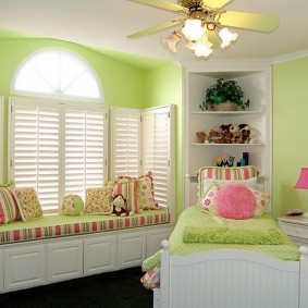 โซฟาที่แสนสบายแทนที่จะเป็นขอบหน้าต่างในเรือนเพาะชำ