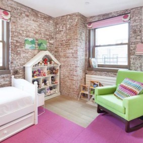 เก้าอี้เท้าแขนสีเขียวในเรือนเพาะชำที่มีผนังอิฐ