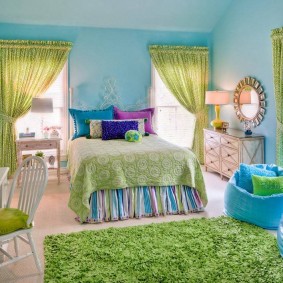 ผนังสีฟ้าในห้องนอนเด็กผู้หญิง