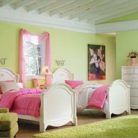 ผ้าคลุมเตียงสีชมพูบนเตียงของหญิงสาว