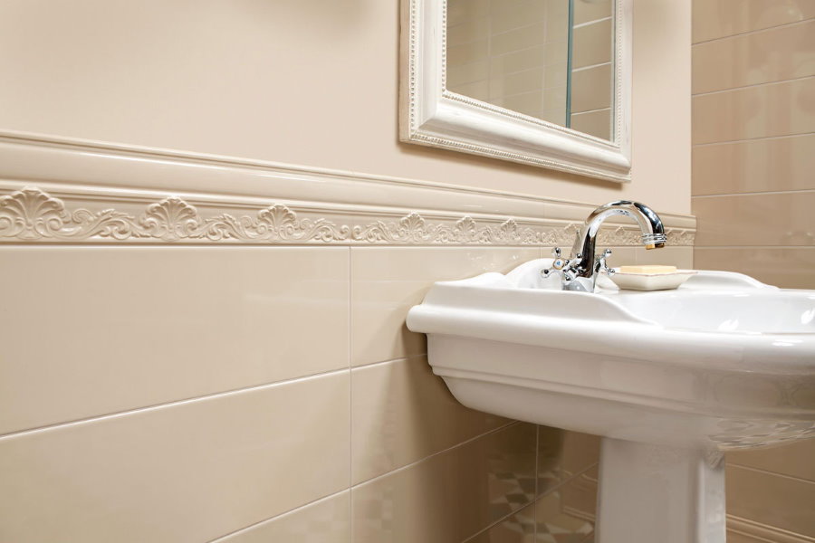 Bordo in ceramica su un lavabo in porcellana