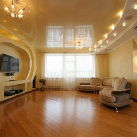 tavan întins lucios în hol