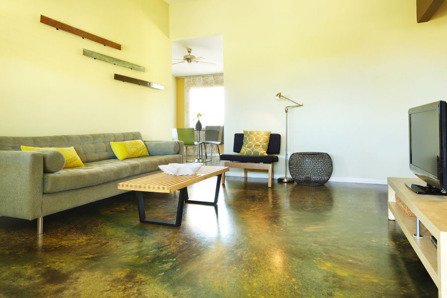 Canapé à pattes fines dans le hall avec sol autonivelant