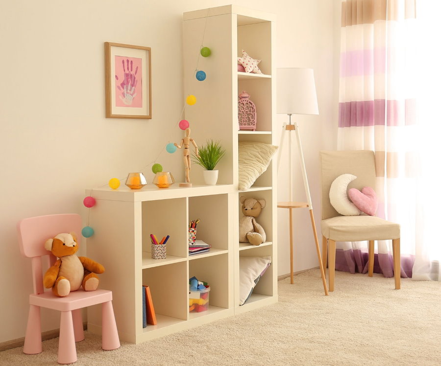 Rak luar dengan mainan kanak-kanak