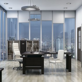 pejabat eksekutif berteknologi tinggi