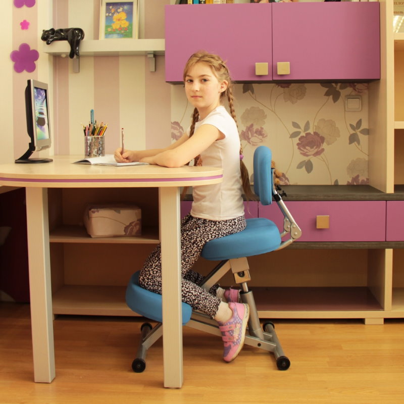 สวมใส่สบายของผู้หญิงบนเก้าอี้ที่มีที่วางเข่า