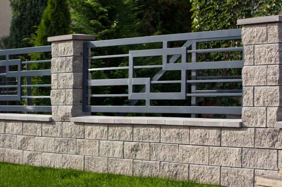 Clôture de type combiné dans une zone suburbaine