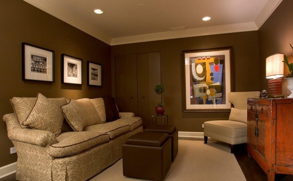 Carta da parati marrone in un salotto in stile moderno