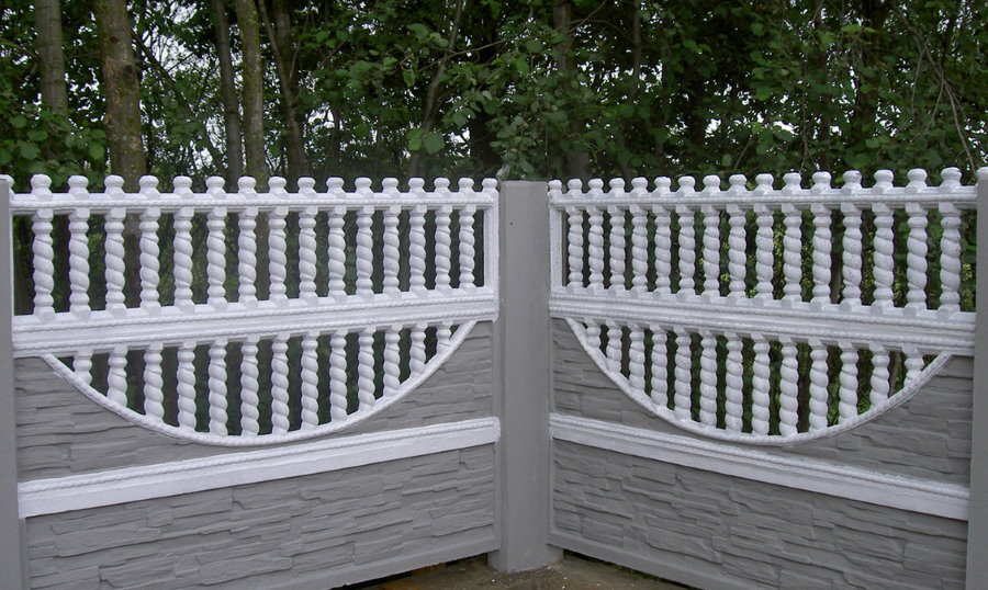 Peindre des sections de clôture en béton dans le pays