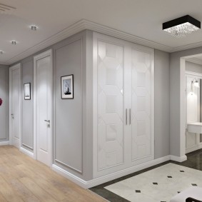 plat dans un décor blanc