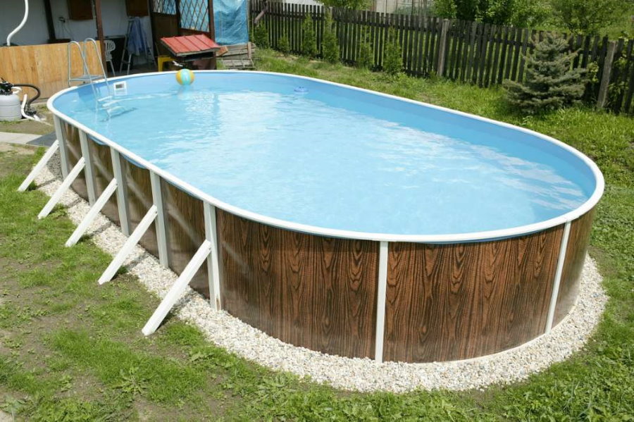 Piscine ovale sectionnelle dans le jardin