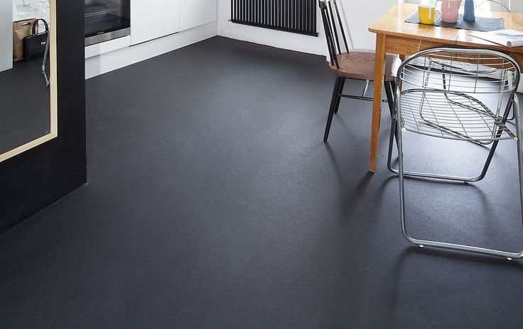 Plancher en vrac gris foncé avec une finition mate