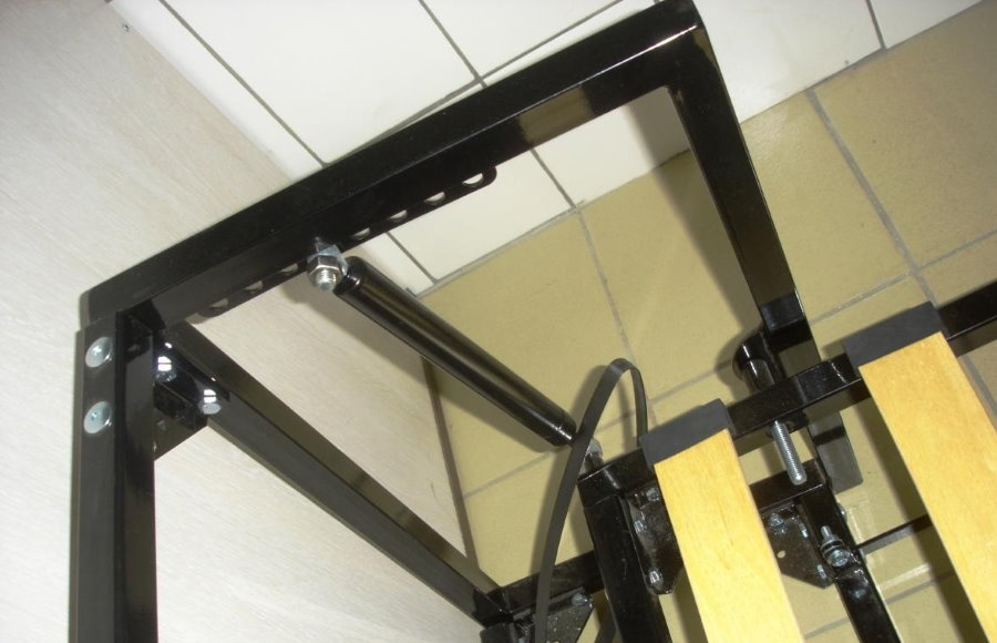 Çocuk gardırop yatakları için katlanır mekanizma