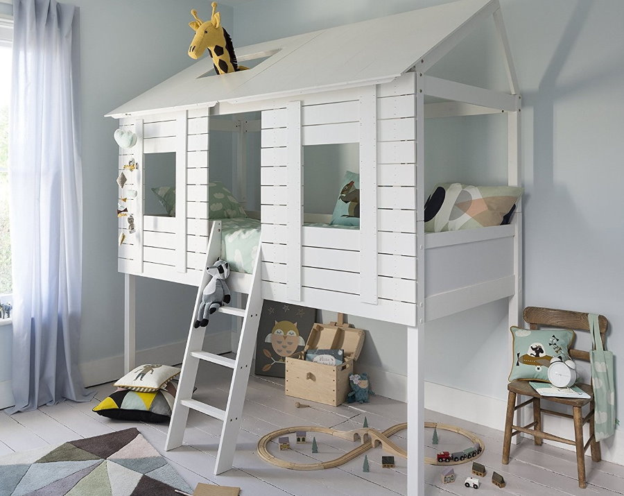 Kereta api kanak-kanak di bawah katil seorang lelaki