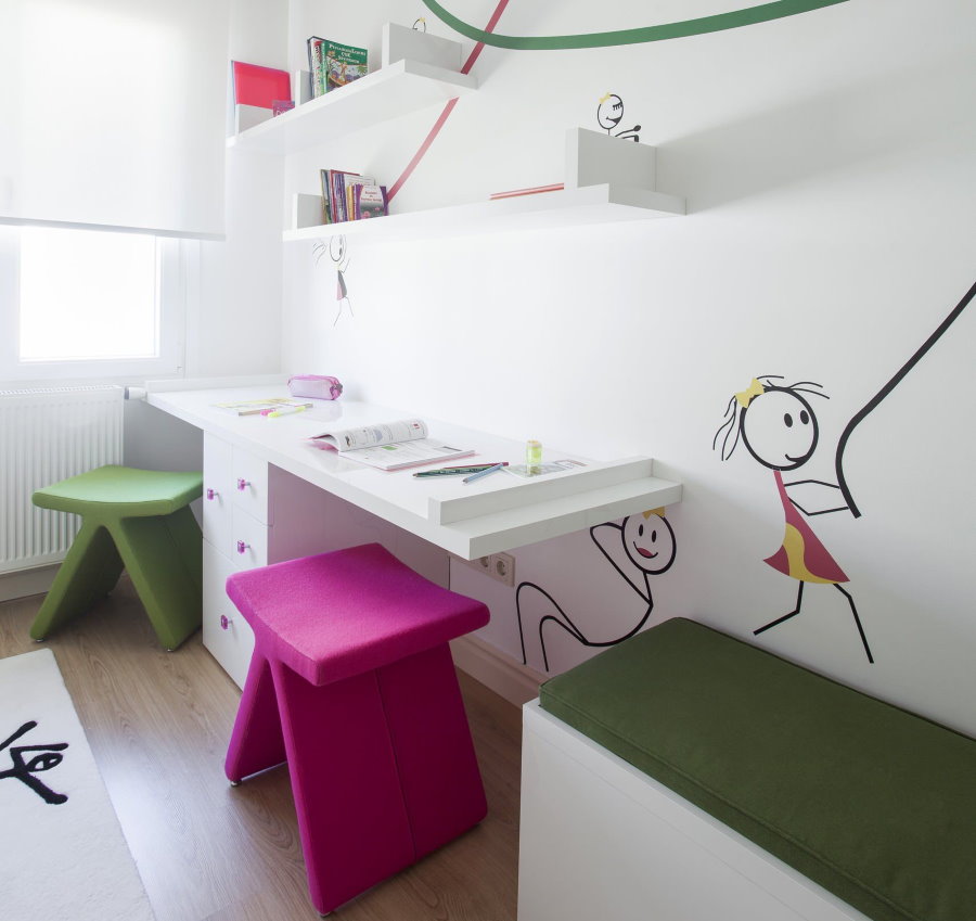 Компактна маса за хетеросексуални деца