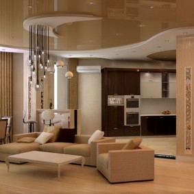 tavanul întins în fotografia de decor a camerei