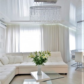 tavanul întins în interiorul holului