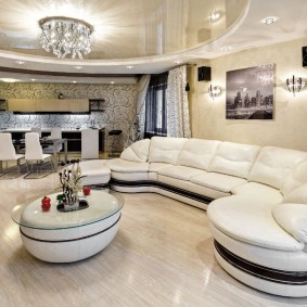 tavanul întins în hol