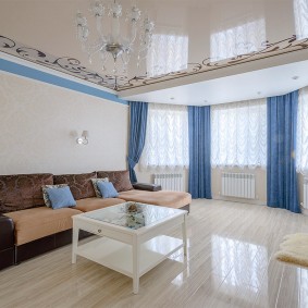 tavanul suspendat în decorarea fotografiei holului