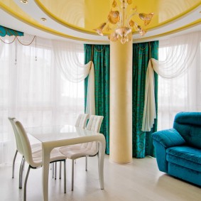 tavanul suspendat în holul ideii