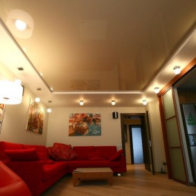 tavanul întins în opțiunile fotografiei din hol