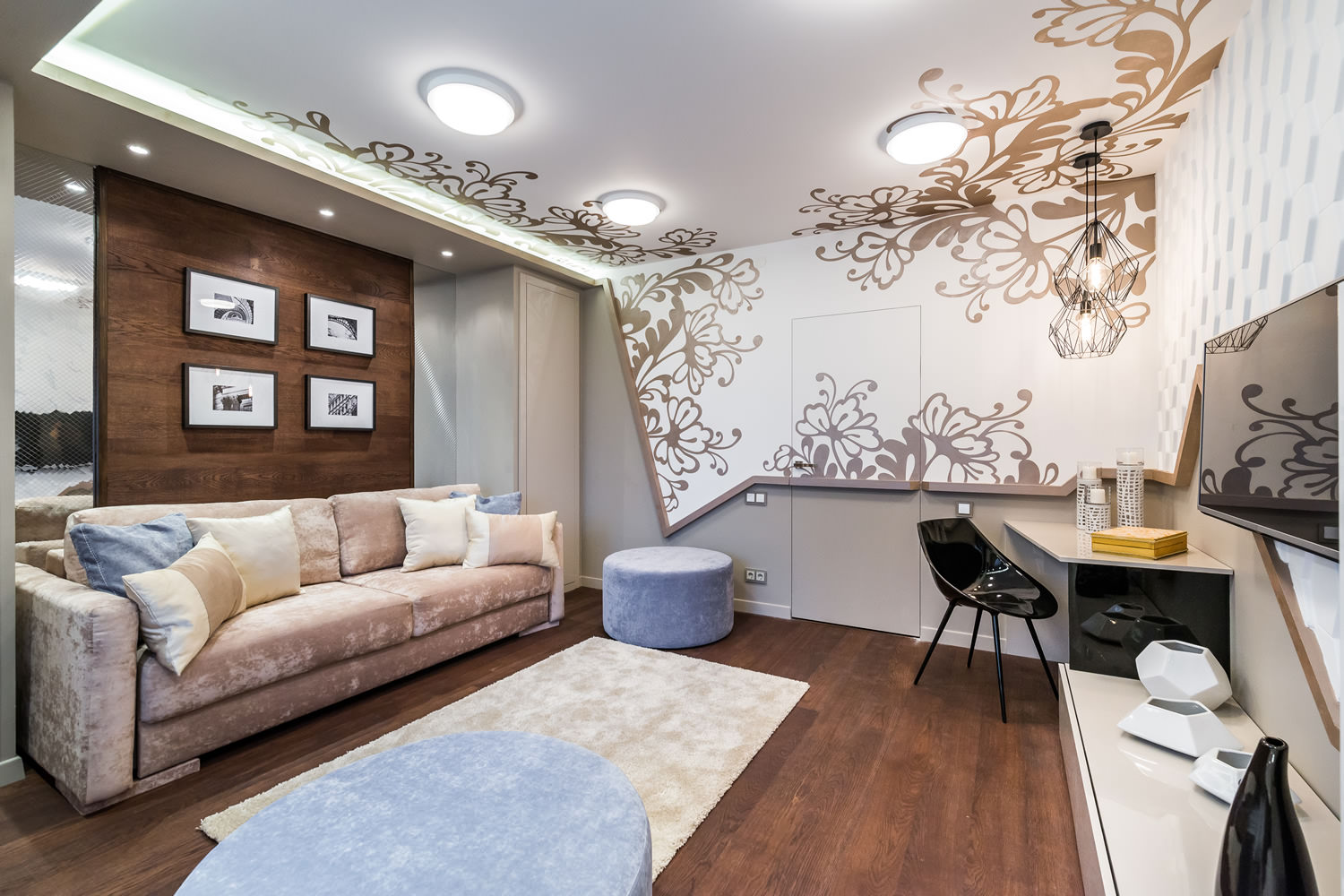 tavanul întins pe două niveluri în hol