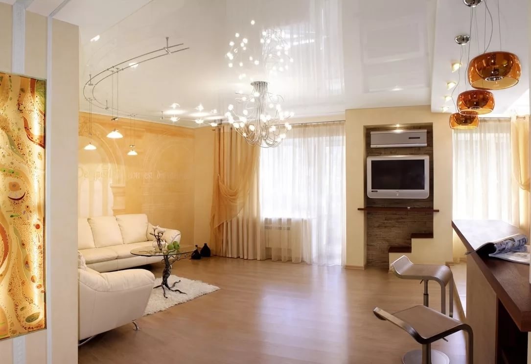 tavanul întins în hol lucios