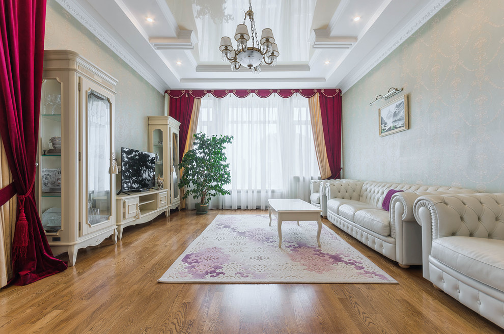 tavanul întins în holul clasic