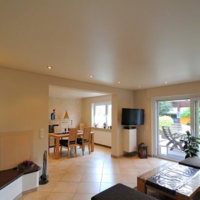 plafonul întinzător la un singur nivel