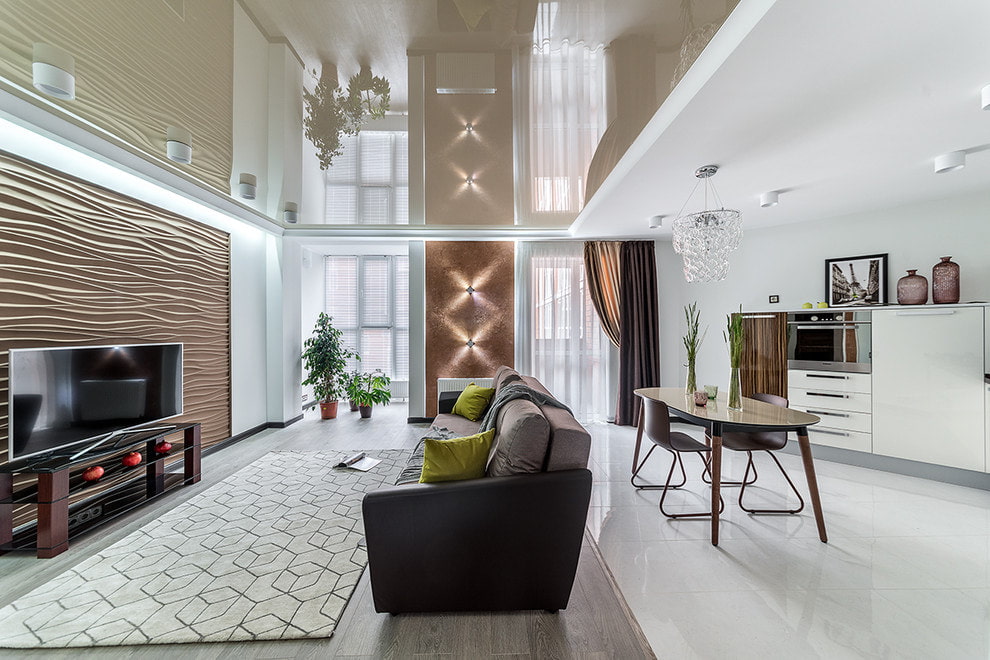 tavanul întins în iluminatul holului