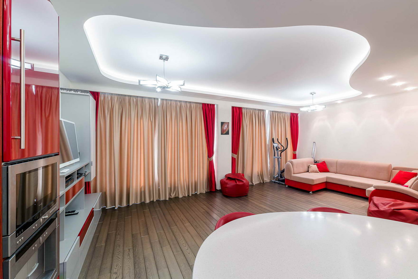 tavanul întins în satinul holului