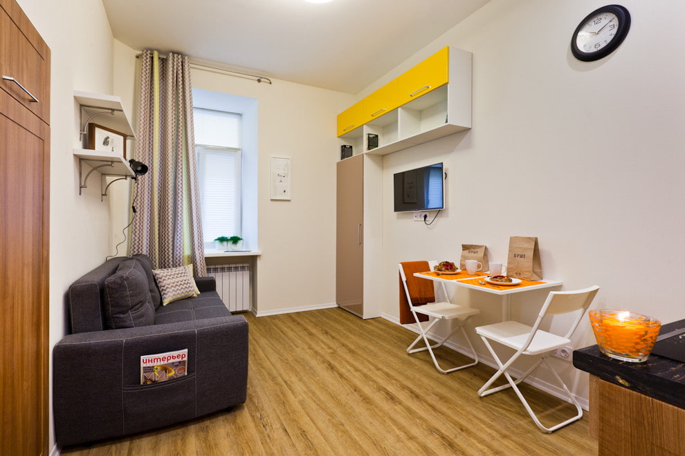 โต๊ะอาหารเช้าขนาดกะทัดรัดในห้องส่วนกลางของอพาร์ทเมนท์