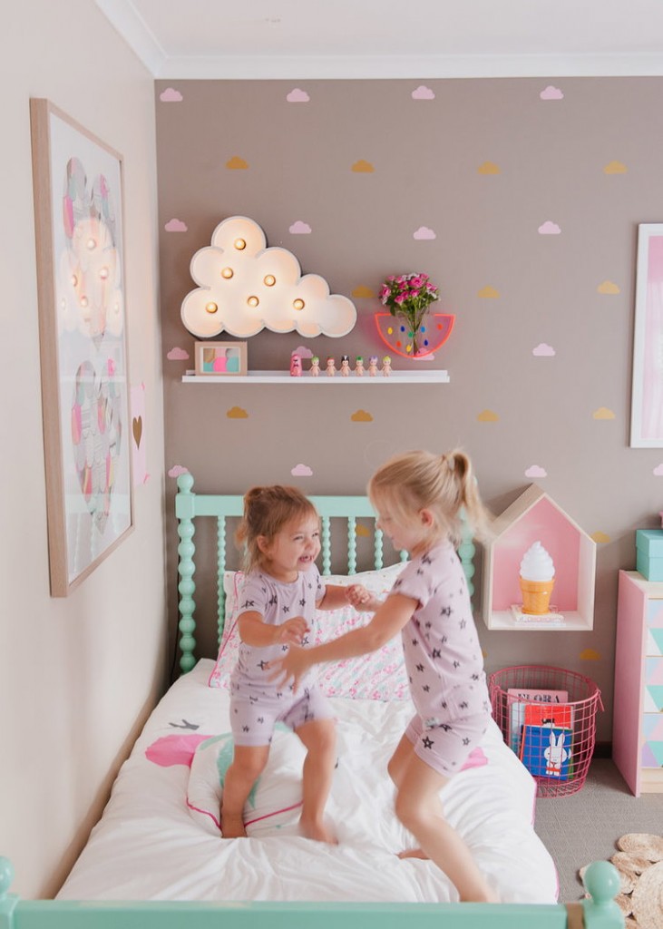 Décor de nuages de mur uni dans la pépinière