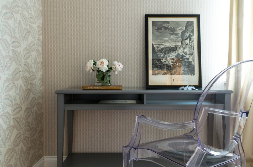 Ο συνδυασμός της ταπετσαρίας στο χρώμα στο εσωτερικό του καθιστικού