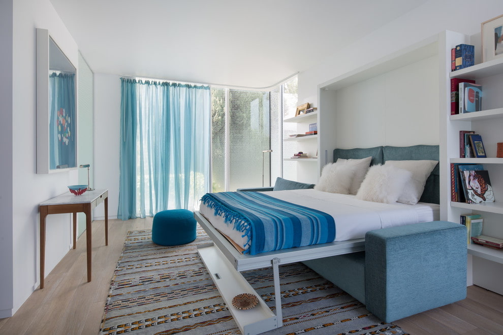 Aydınlık bir oturma odasında katlanır çekyat