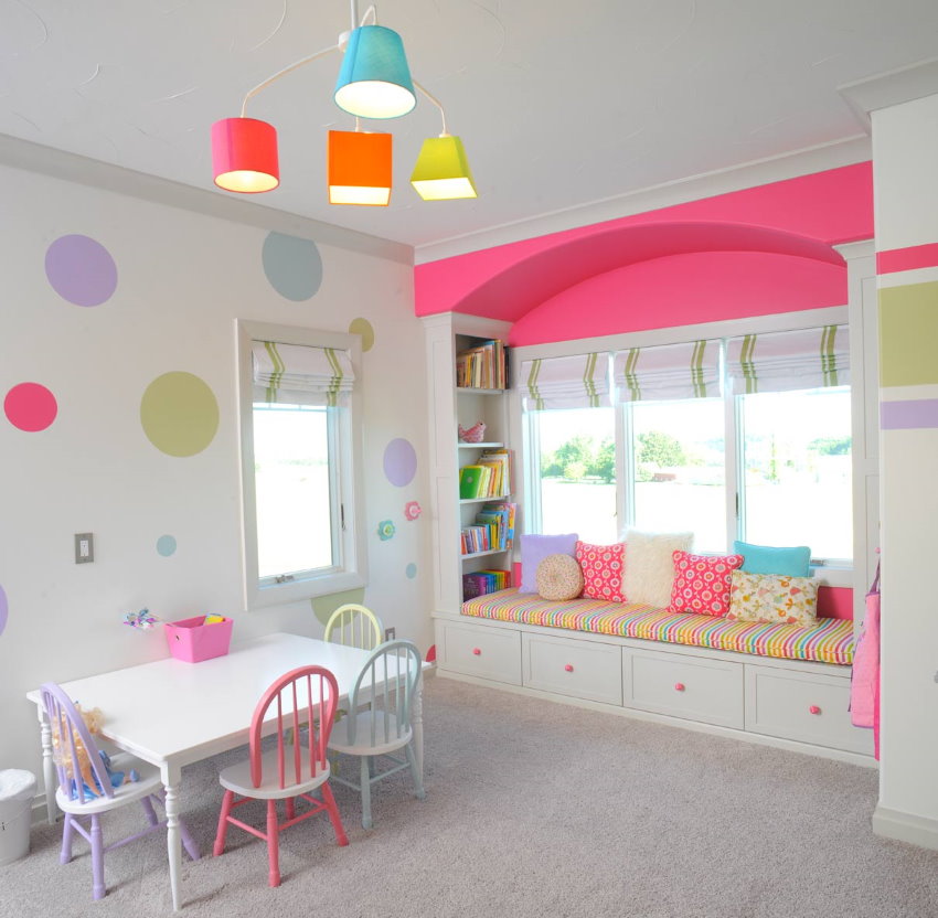 Candelier plastik di siling ruang permainan untuk gadis itu