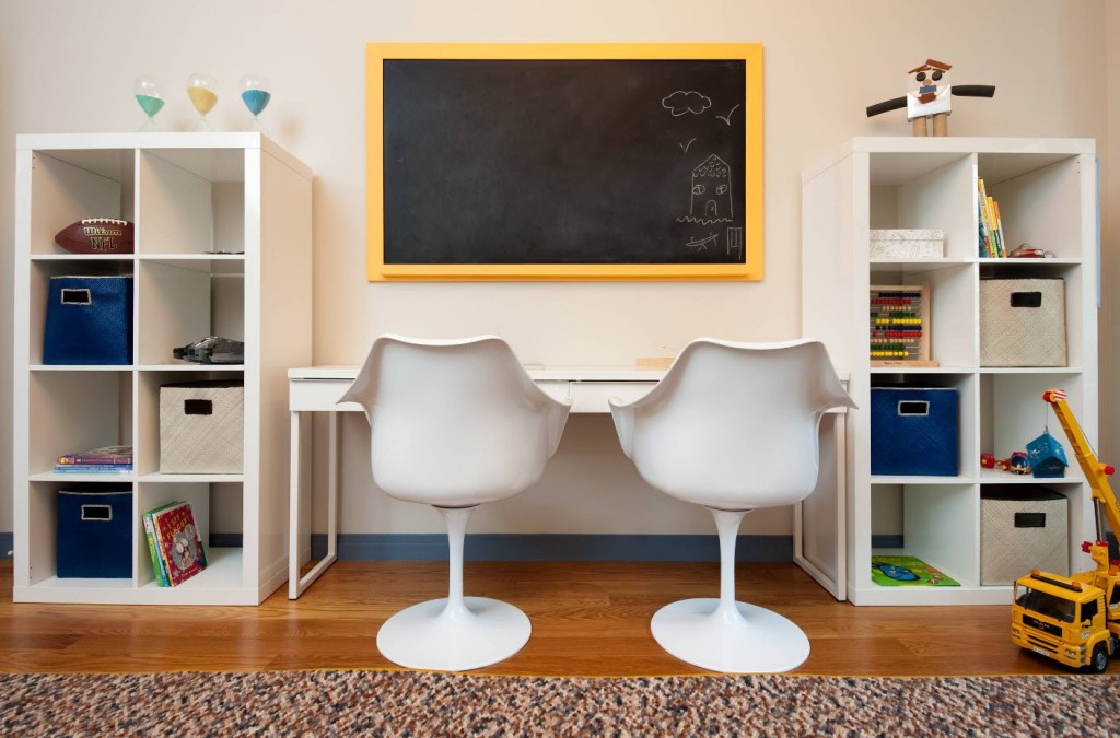 Ghế nhựa có chân mỏng