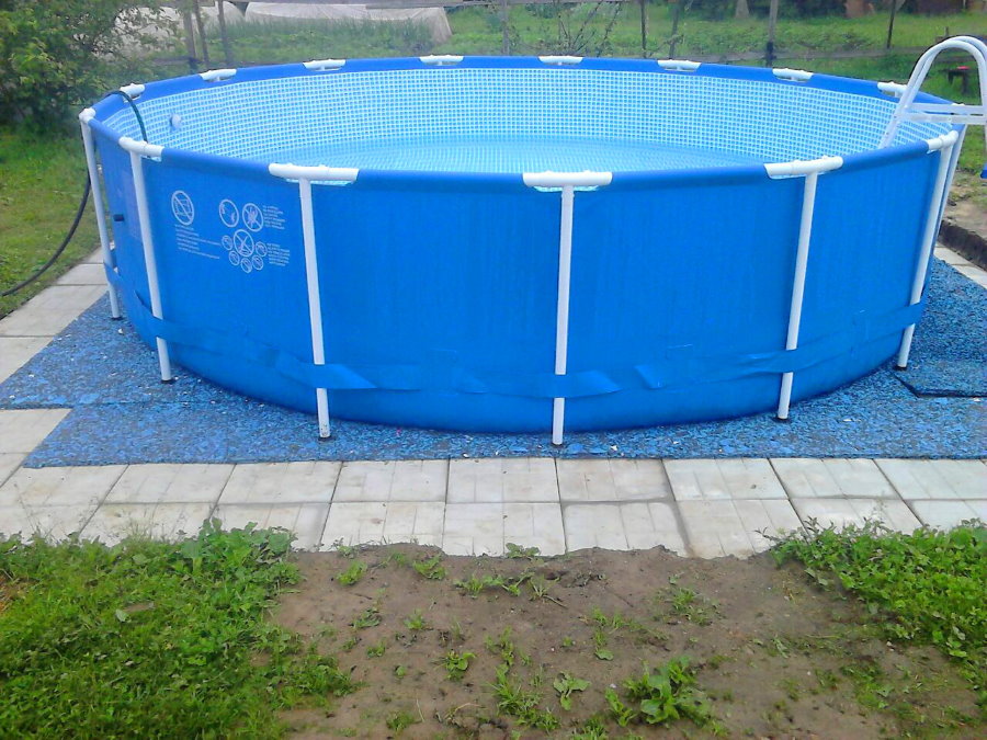 Support souple avec une petite piscine de type tige