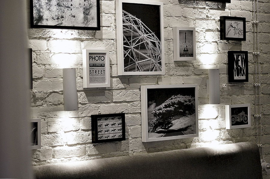 ไฟส่องตกแต่งภาพถ่ายบนผนังอิฐ