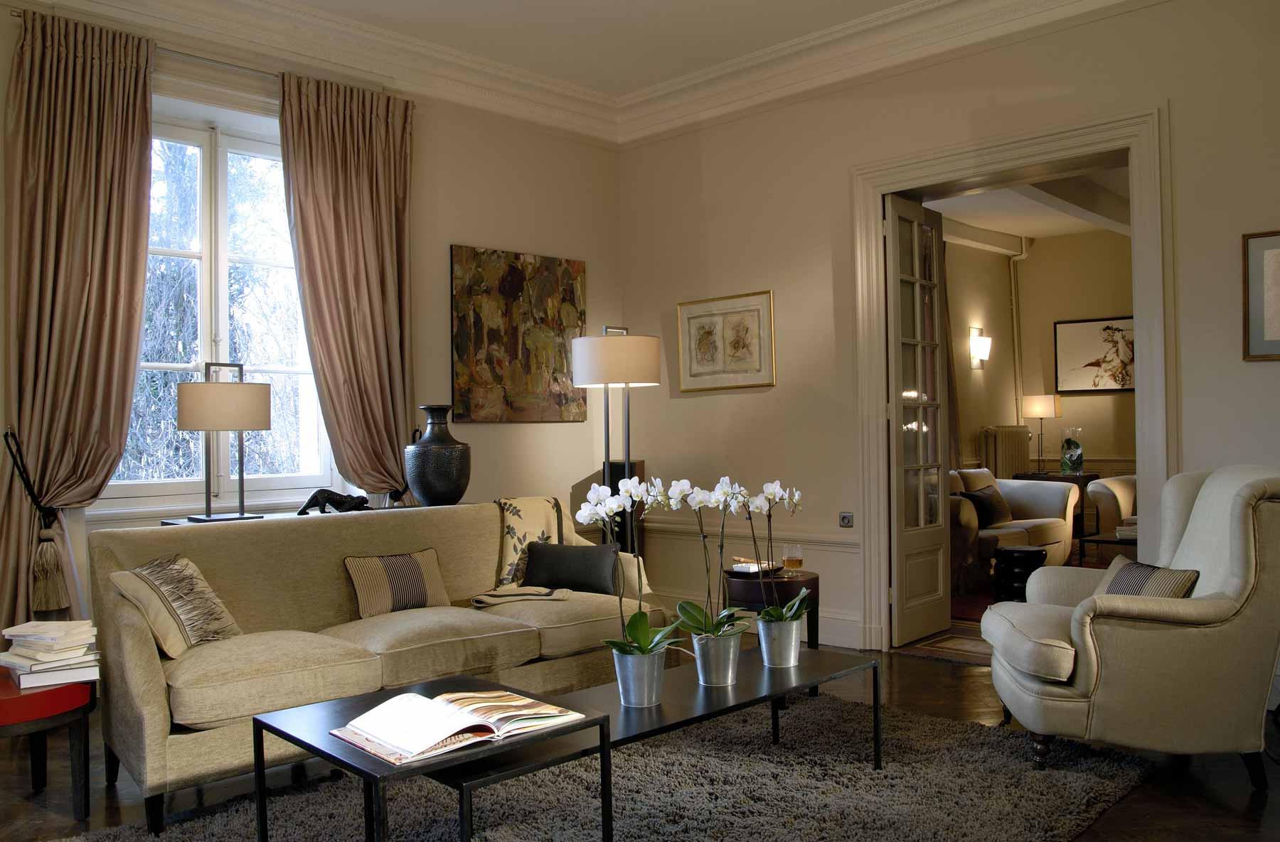 ทาสีผนังในห้องนั่งเล่นคลาสสิก