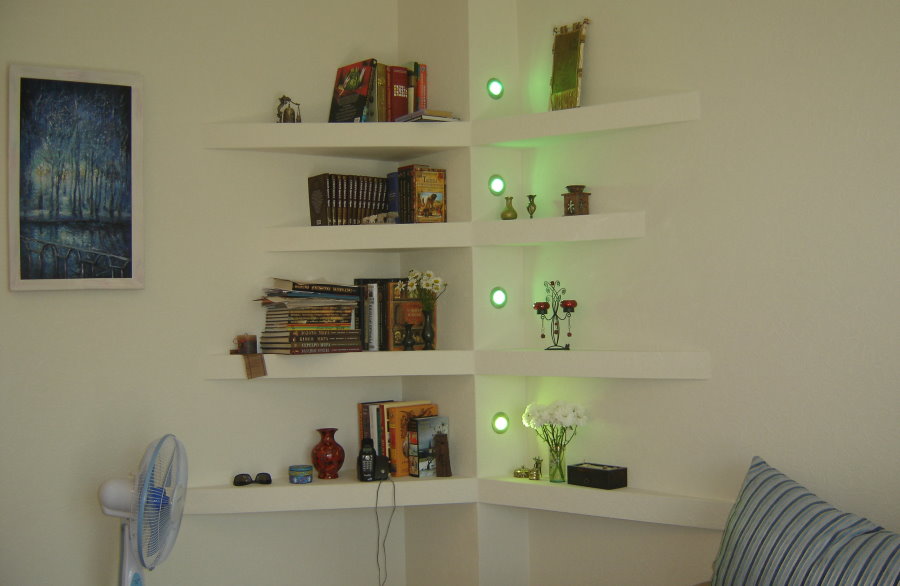 Scaffali fatti in casa sul bordo d'angolo del muro