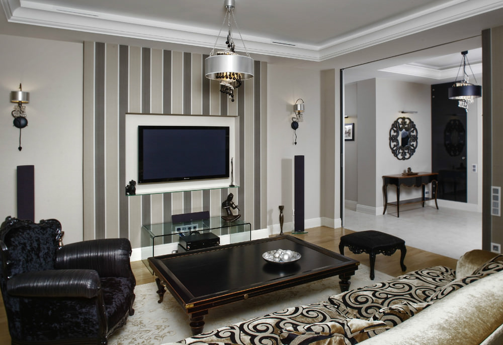 Ριγέ ταπετσαρία σε συνδυασμό με βαμμένους τοίχους