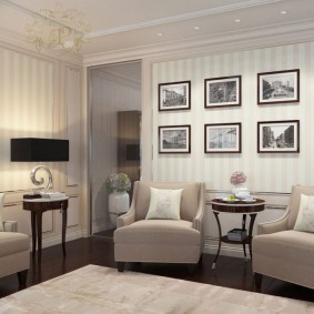 กรอบรูปบนพื้นหลังลายทาง