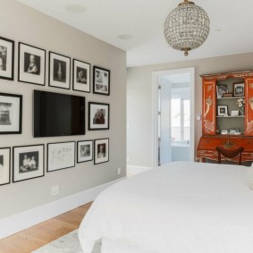 ภาพถ่ายขาวดำรอบ ๆ ทีวีในห้องนอน