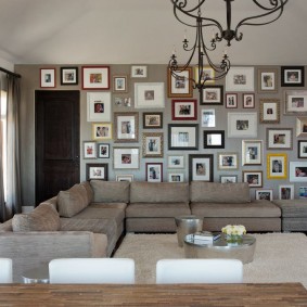 ตกแต่งรูปถ่ายของผนังในห้องโถง