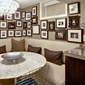 โคมระย้าแก้วเหนือโต๊ะกลม